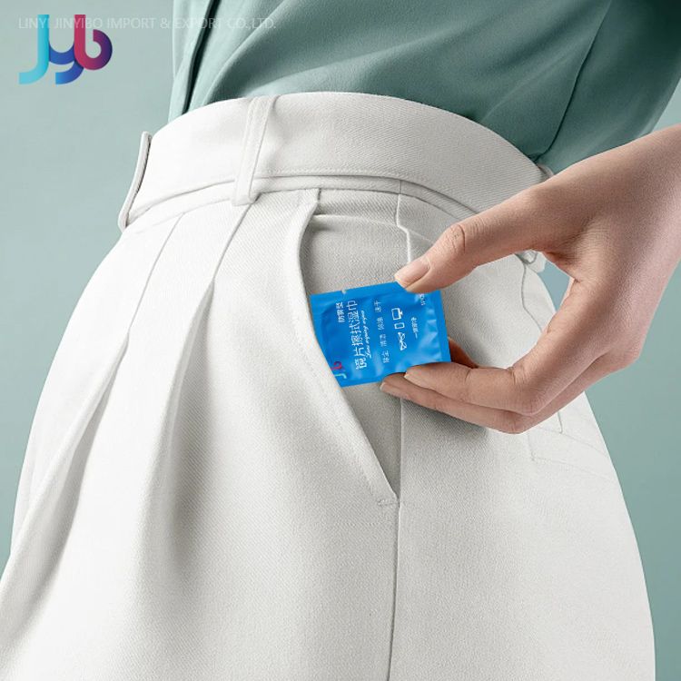 Lens cleaning wipes